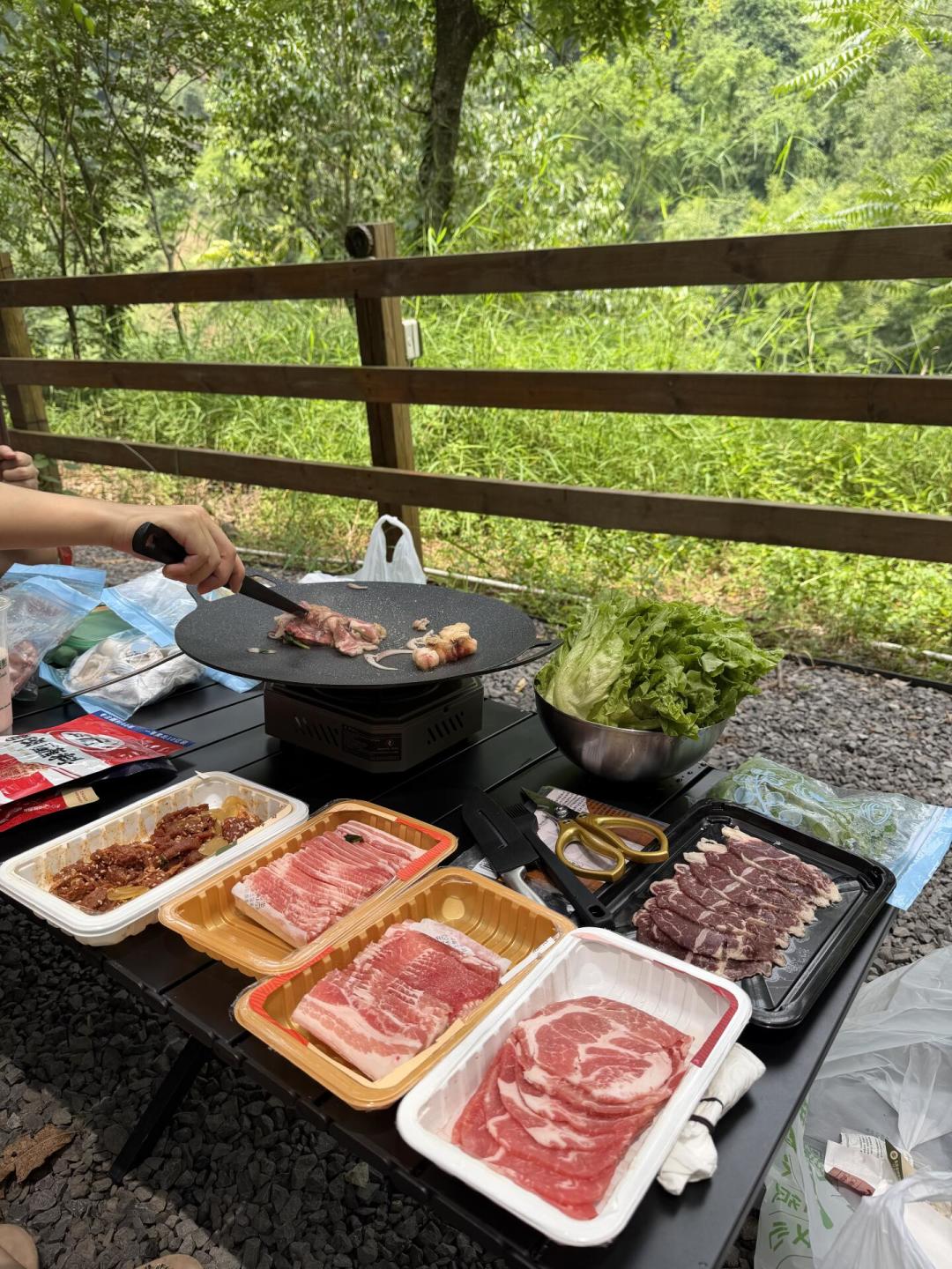 “三台共舞”撞上暑假尾巴：开学前这顿露营烧烤值不值得去？出门前先看这4个信号