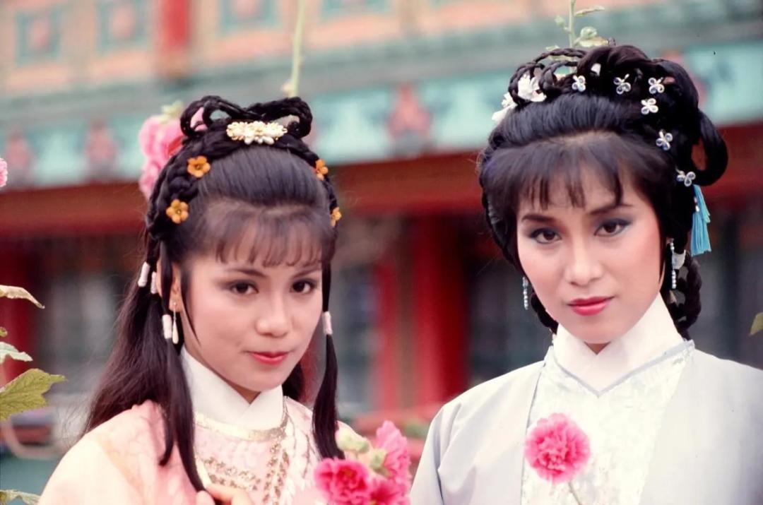 83版《射雕》又在重播:金庸说翁美玲的黄蓉“差得太远”,为什么还有人认“她之后再无黄蓉”?