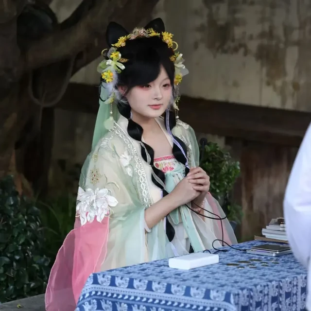 景区NPC女孩一次打10支玻尿酸：医美救不了容貌焦虑
