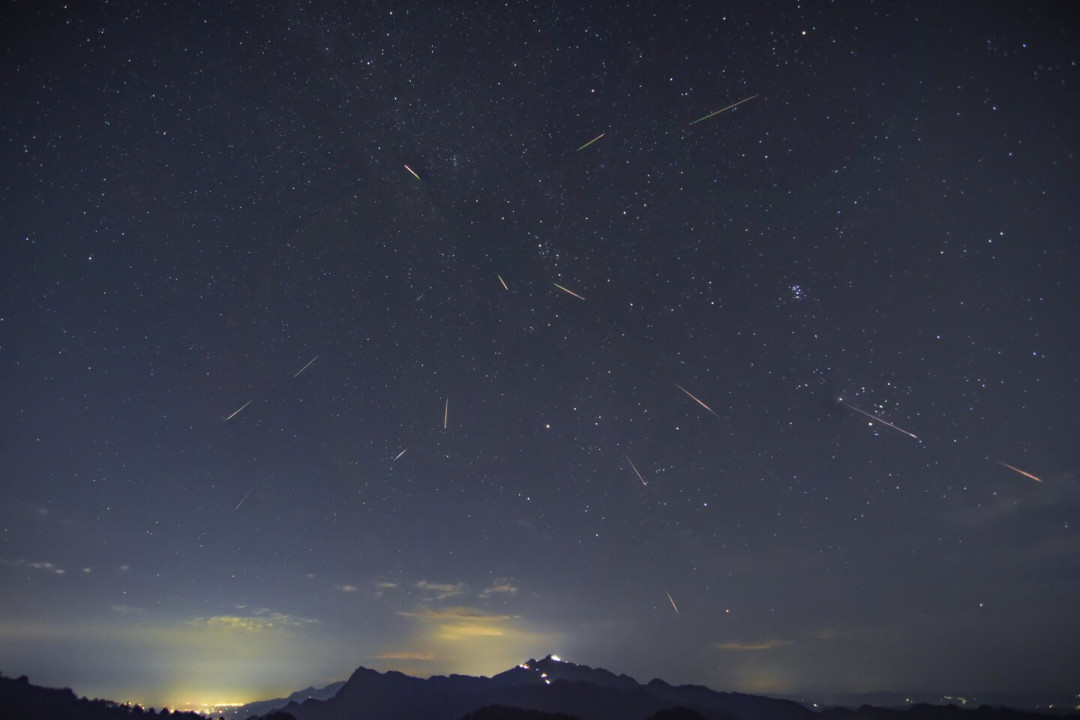 流星堆栈后为什么消失了?英仙座流星雨后期指南:从一键到全景拼接的三条路线