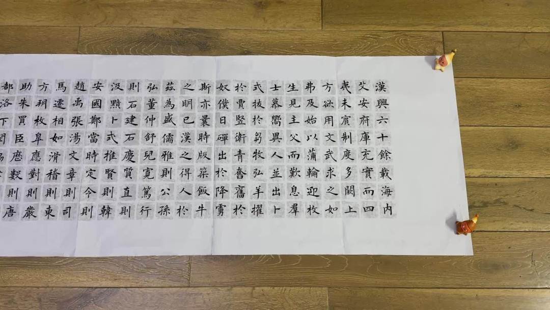 台北故宫全卷展出《倪宽赞》，它入选恰恰因为写“错”了：五个被刮掉的字，与“传褚遂良”的千年争议