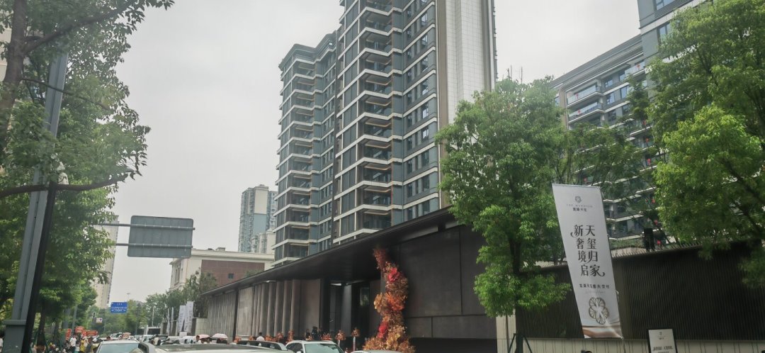 龙湖的交付季,劈成了两半:红毯交房与停工共存,等收房的人该看什么?