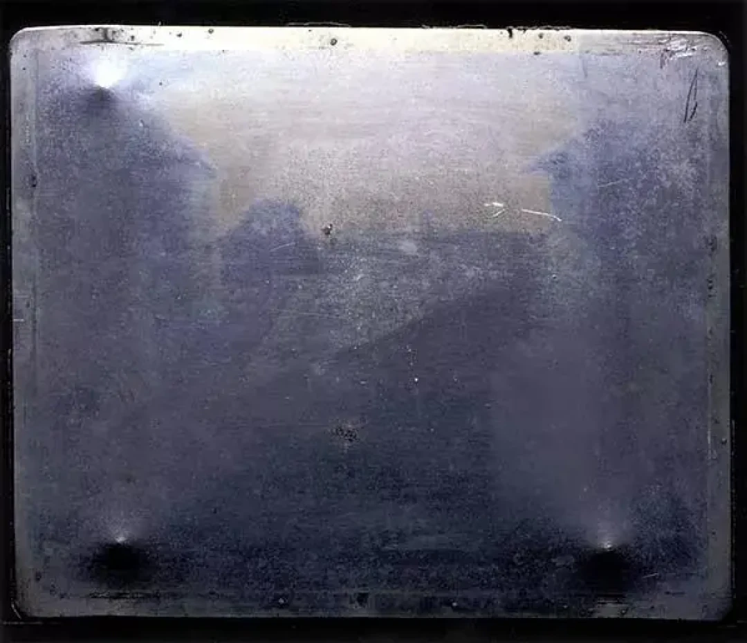 摄影200岁了：世界第一张照片曝光了8小时，拍它的人却快被忘光了
