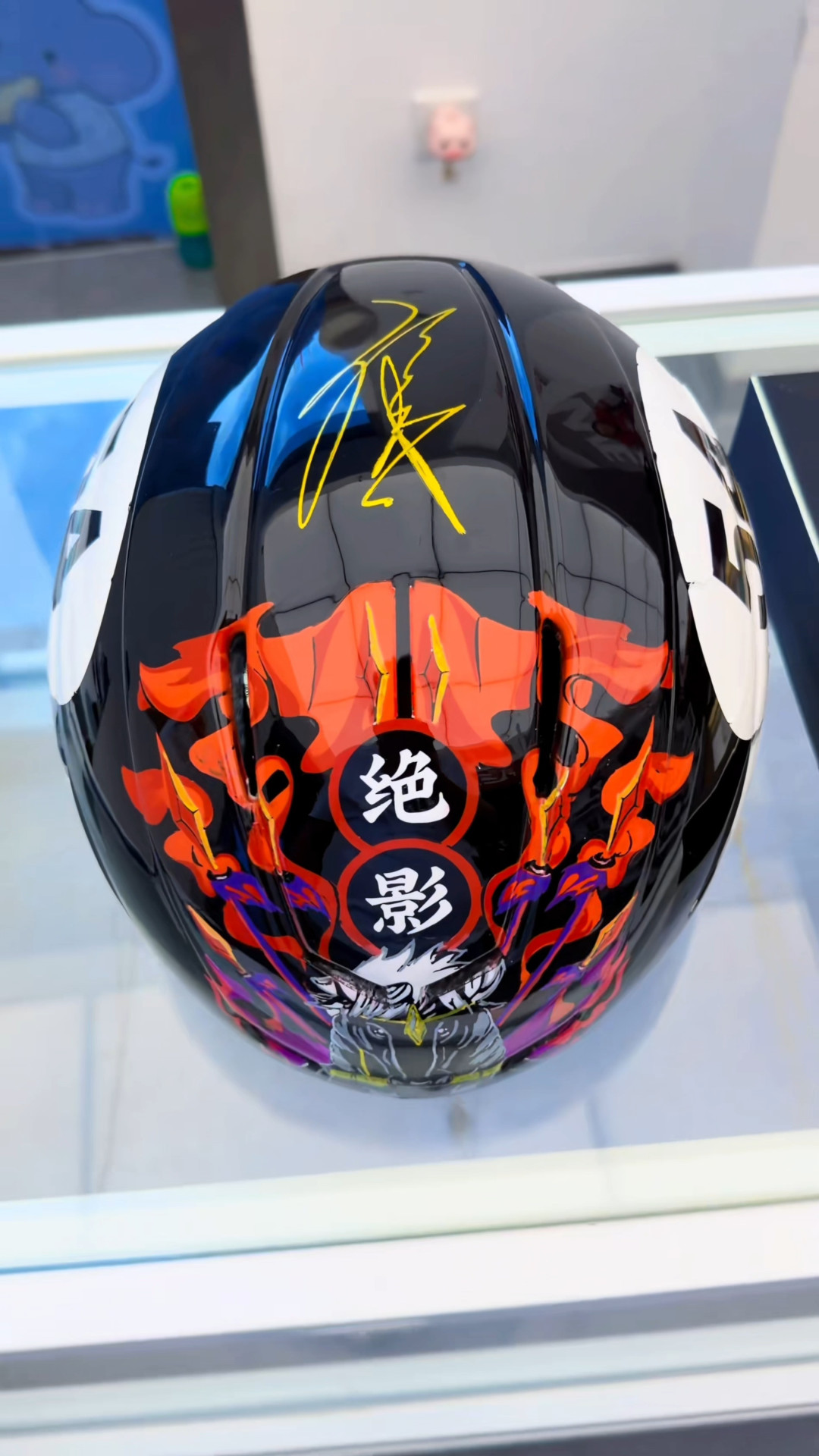 武大靖接管国家队时,任子威把平昌银牌和“绝影”头盔送给了孩子