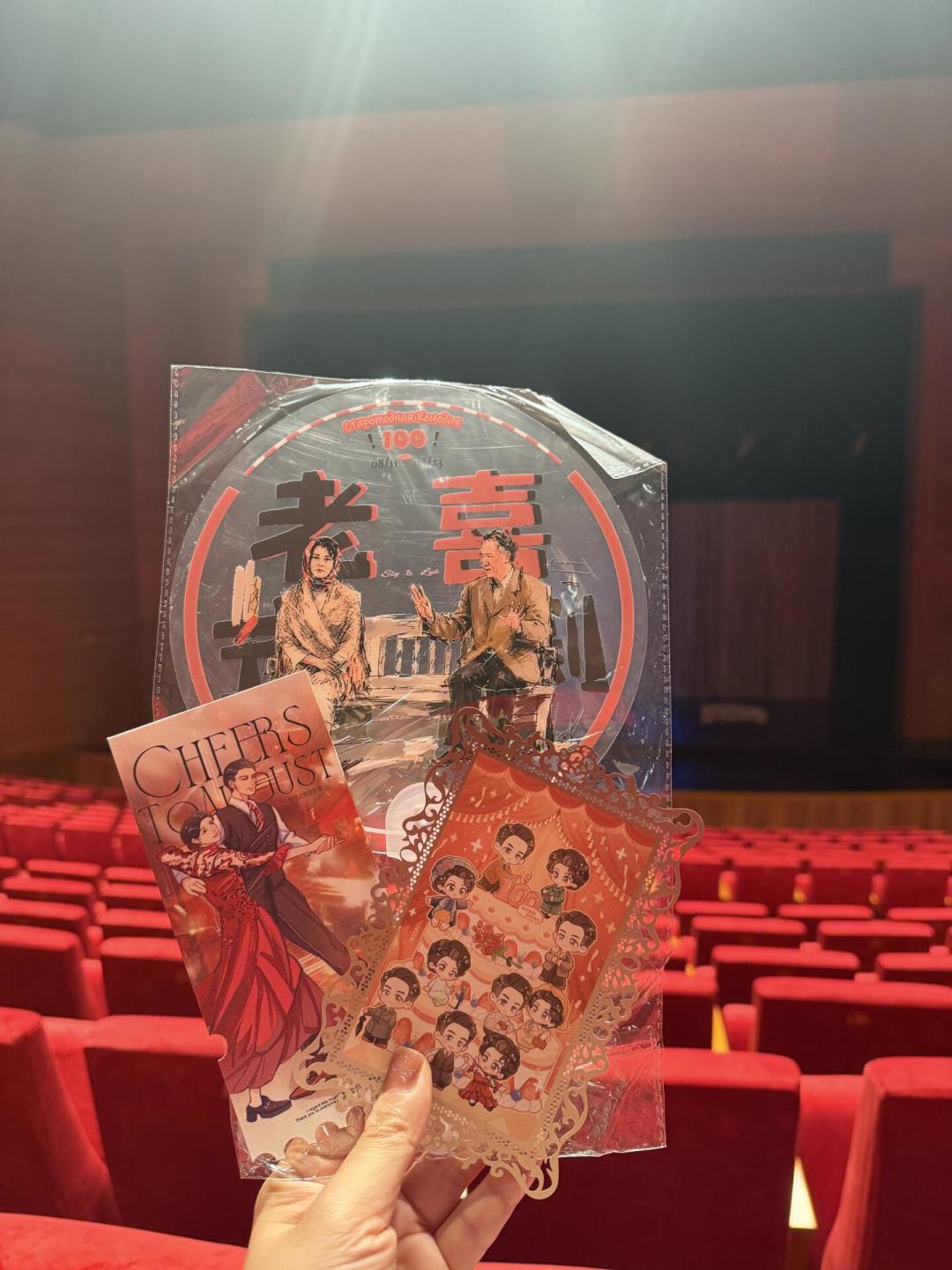 《老式喜剧》迎来百场:人艺这部两人戏,凭什么年年八月让人看哭