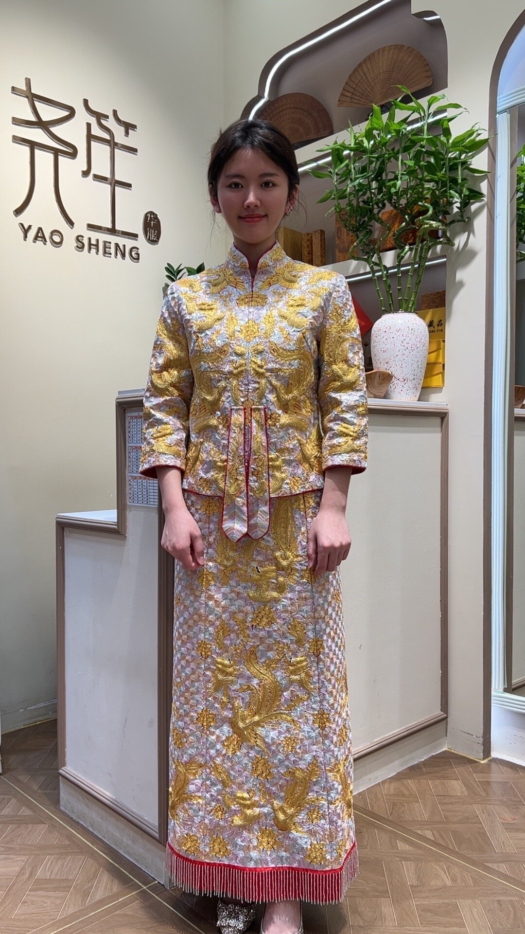 租一天6800还被说纯纯冤种:秋季婚礼高峰前,三招看懂龙凤褂