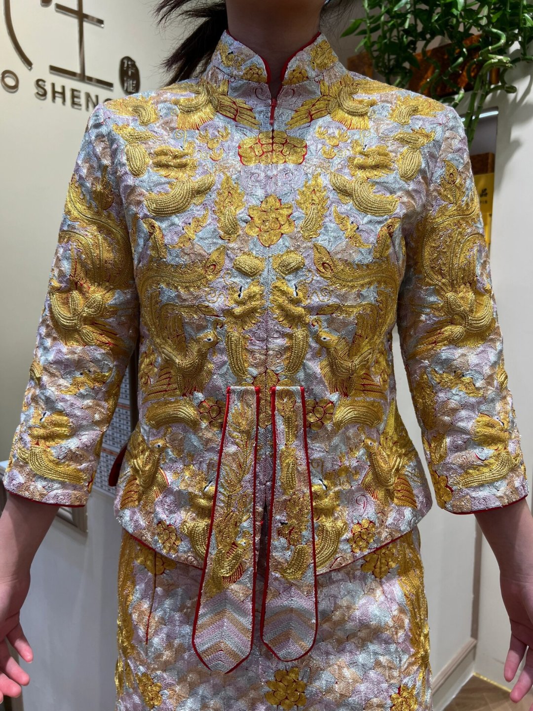 租一天6800还被说纯纯冤种:秋季婚礼高峰前,三招看懂龙凤褂