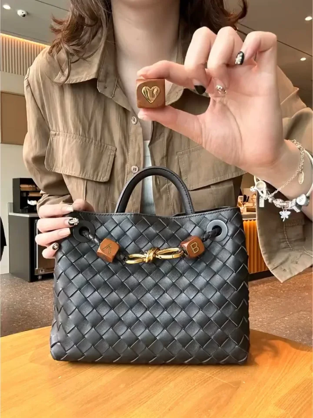 Bottega Veneta 专柜一直在涨价,奥莱却能做到2折:7家国内外折扣店我都摸清了