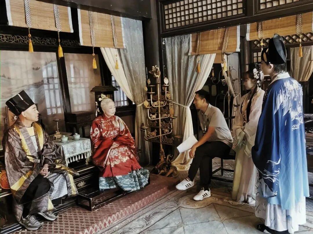 横店在拍长剧只剩16部,游客花钱“当主角”却约到爆满:寒冬里的横店,到底值得谁去