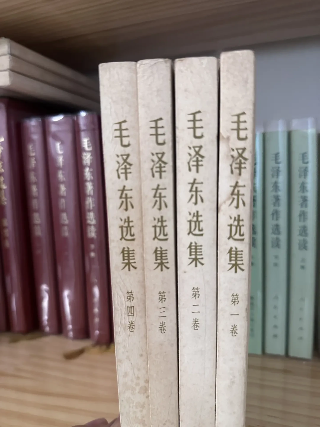 4.3万赞、1.8万收藏，但大多数人读不完《毛选》第一卷：买哪个版本、从哪篇开始，一次说清