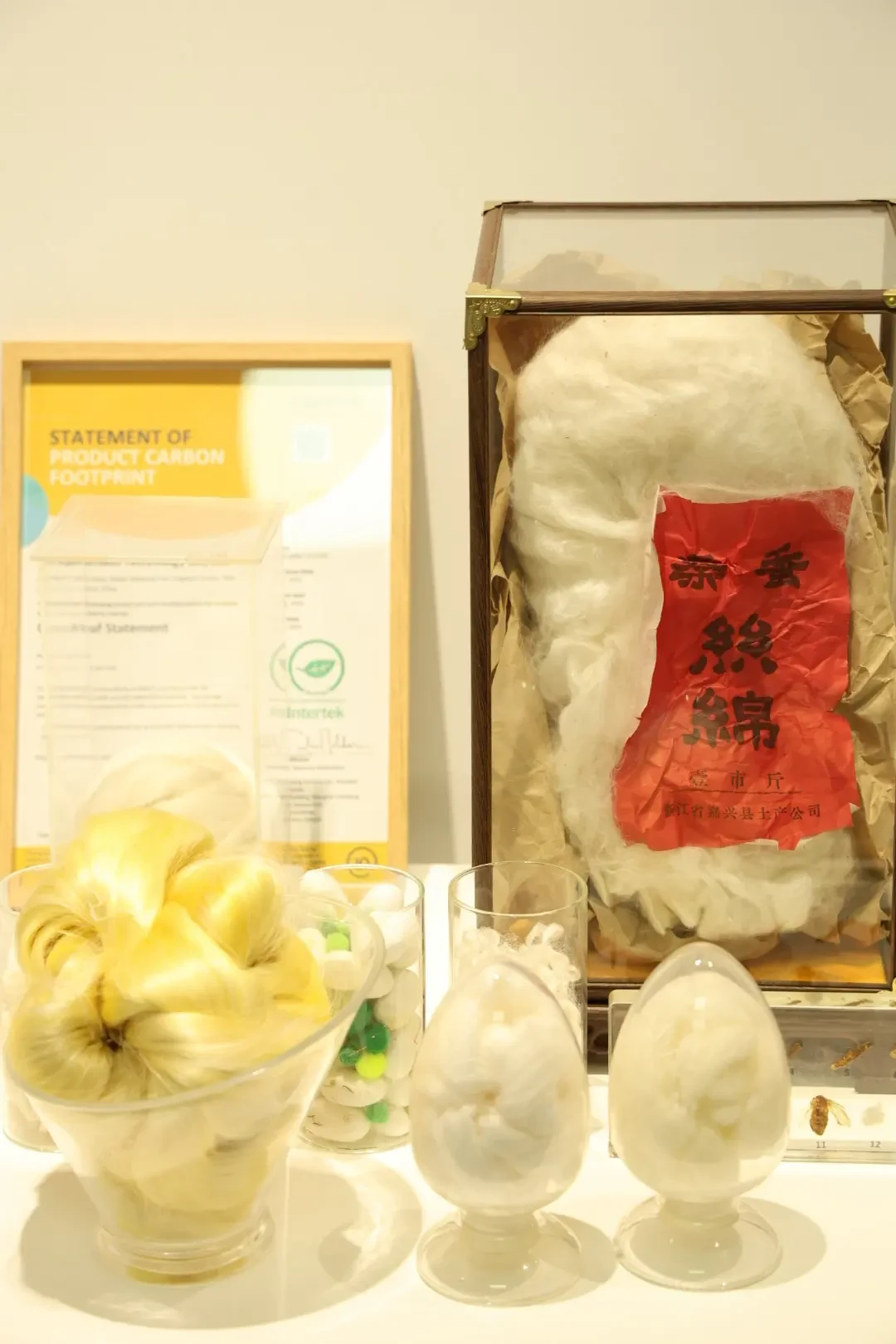 樟脑丸、真空袋、衣架,这三个“习惯性动作”恰好是真丝的三忌:对完收纳帖、纺织回答和2399赞的“发霉现场”评论区,我把蚕丝换季收纳清单整理出来了