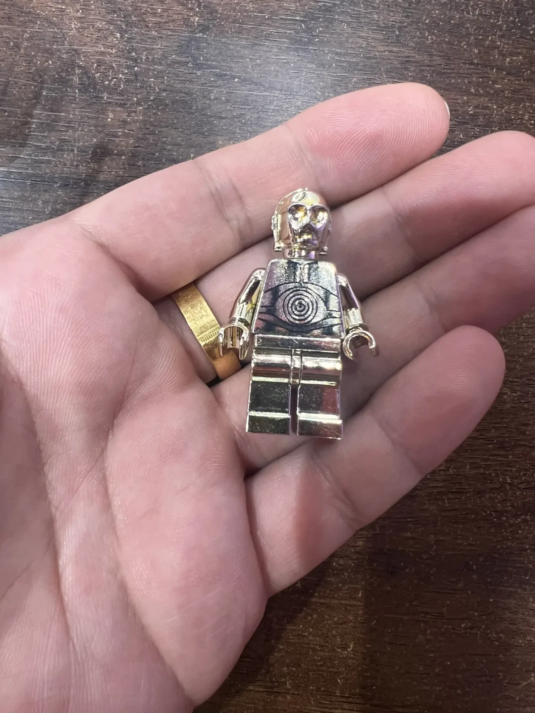 钢铁侠×C-3PO?乐高「钢铁千年隼」爆料疯传,等2027联名还是先收电镀金,看完这篇再定