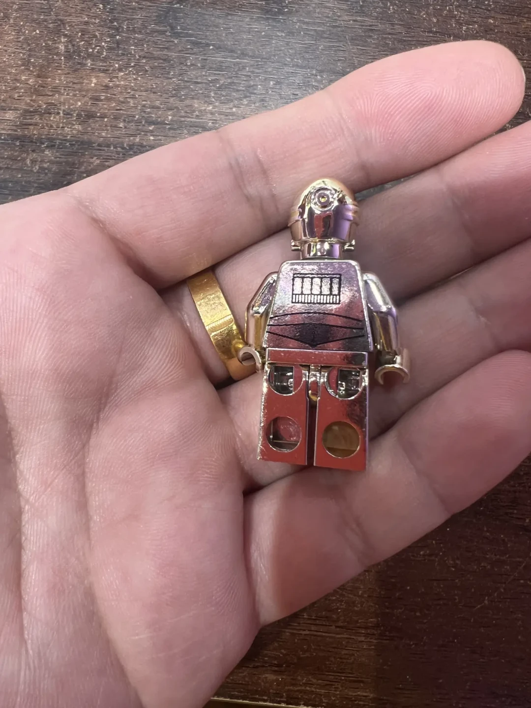 钢铁侠×C-3PO?乐高「钢铁千年隼」爆料疯传,等2027联名还是先收电镀金,看完这篇再定