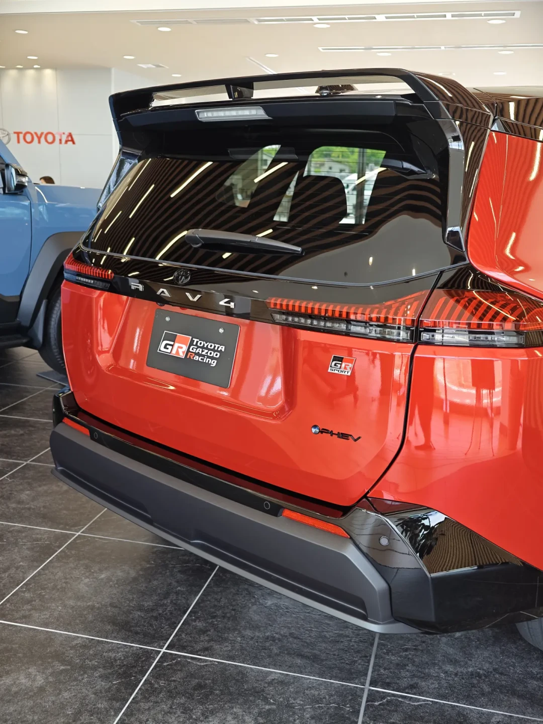 新RAV4 GR Sport 324马力海外交车,评论区却吵翻了:挂着GR标的它,到底算不算真GR?