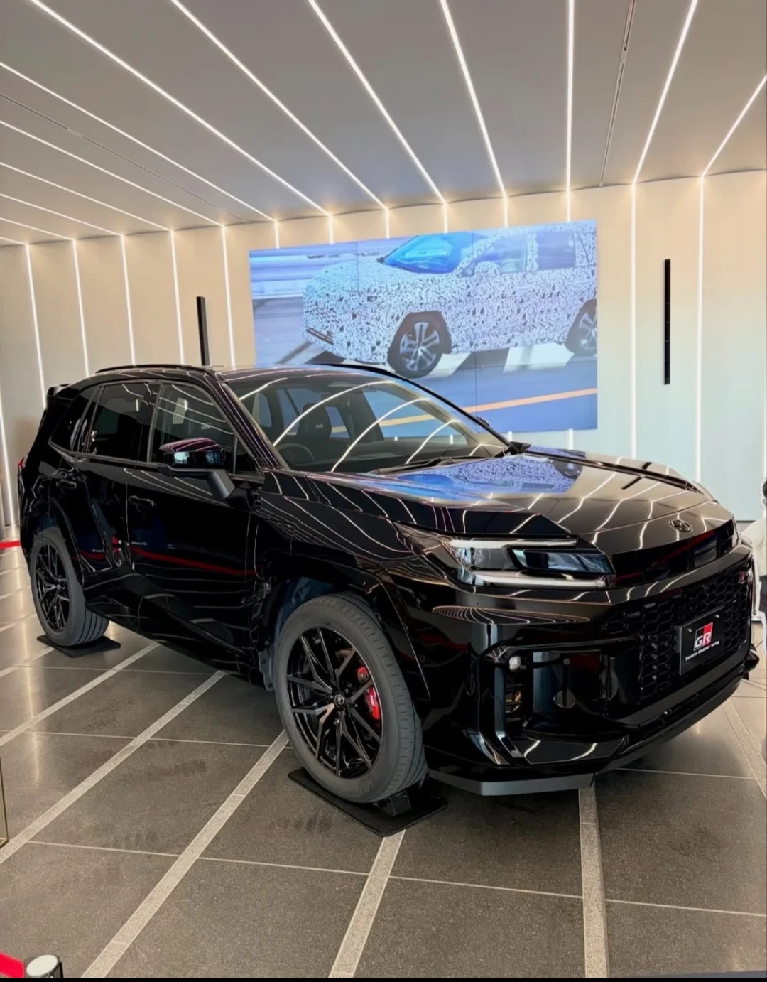 新RAV4 GR Sport 324马力海外交车,评论区却吵翻了:挂着GR标的它,到底算不算真GR?