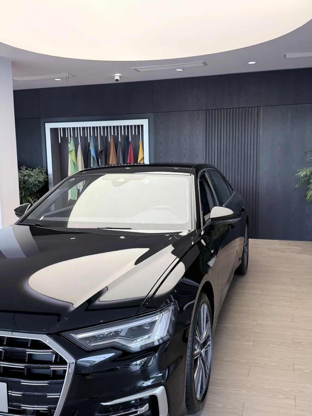 奥迪A6L三代同堂：老款裸车26万+、新款32.29万起、e-tron 30.98万“电比油低”，三种人三个答案
