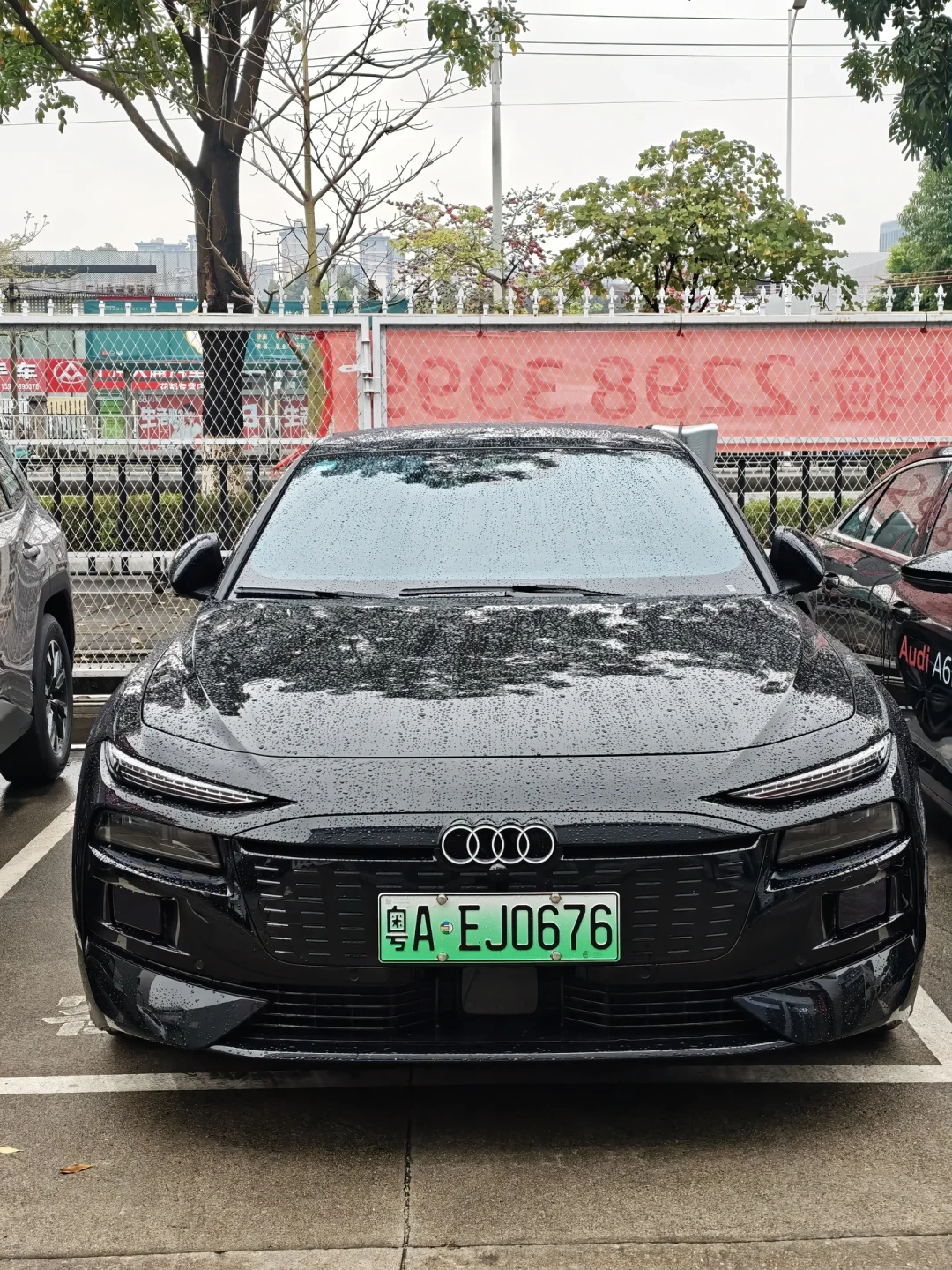 奥迪A6L三代同堂：老款裸车26万+、新款32.29万起、e-tron 30.98万“电比油低”，三种人三个答案