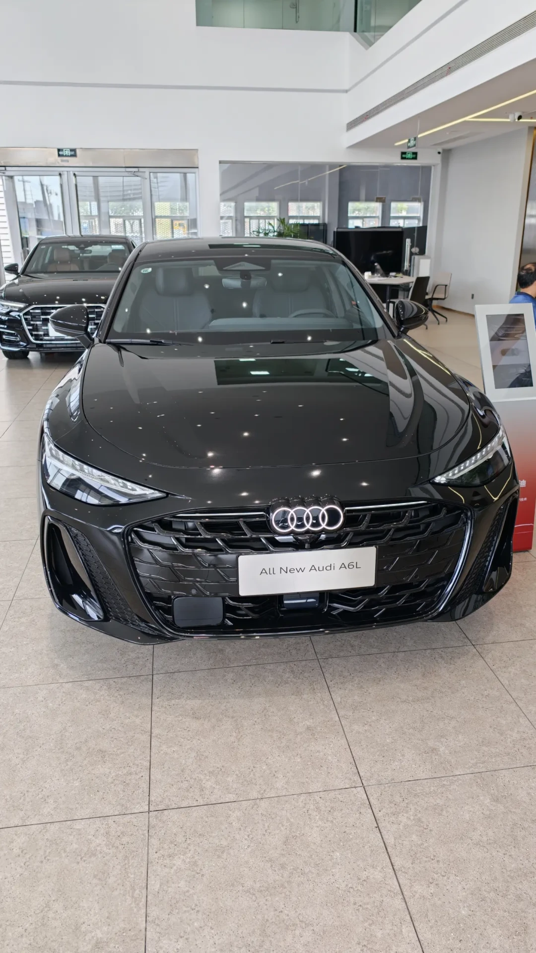 奥迪A6L三代同堂：老款裸车26万+、新款32.29万起、e-tron 30.98万“电比油低”，三种人三个答案