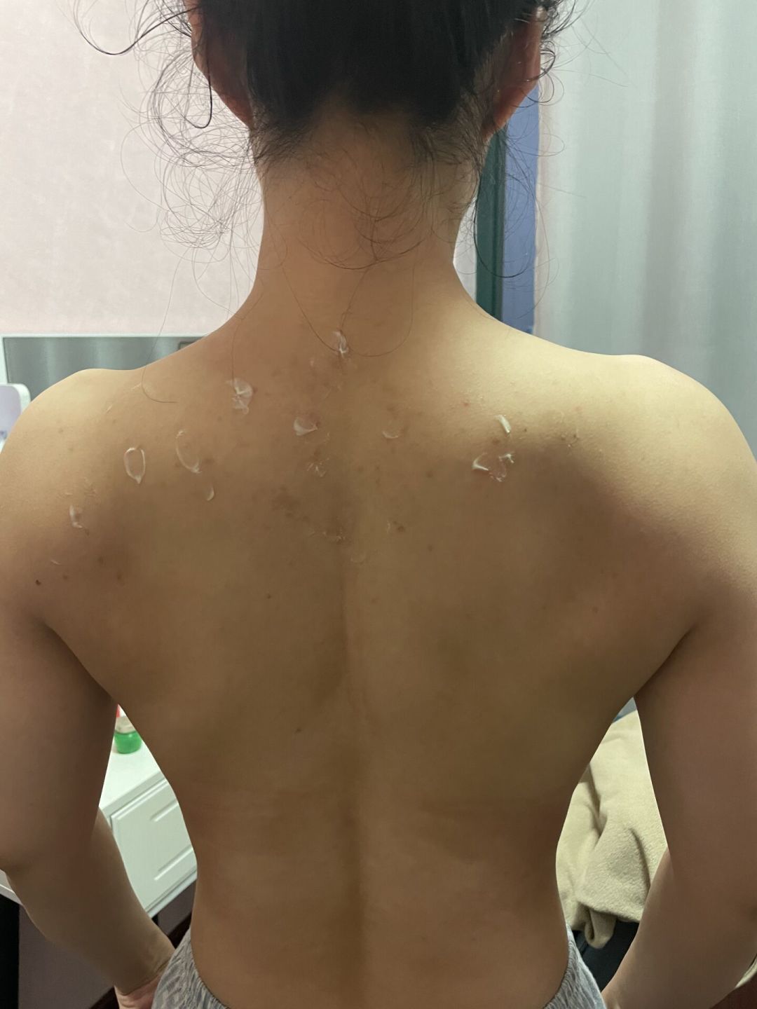 军训防水防晒涂满身，背却爆痘？对完三个平台的4种热门卸法：1种直接淘汰，最便宜的不到30元