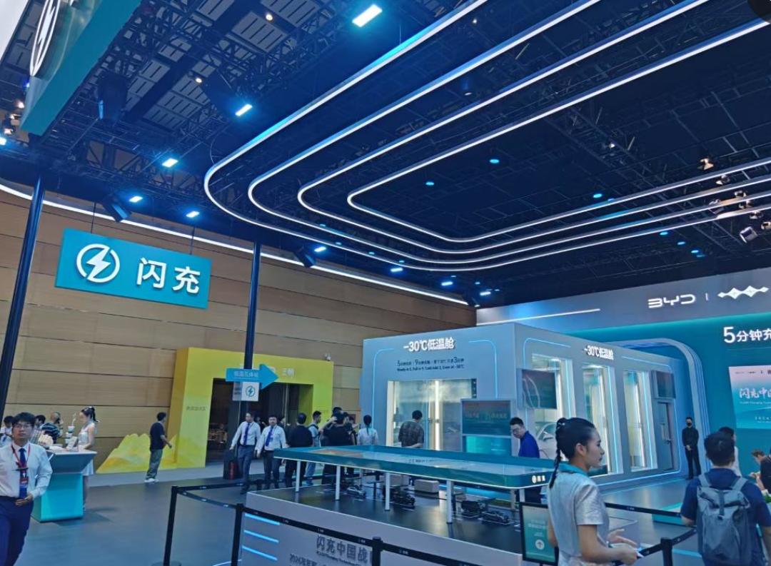 成都车展上全是兆瓦闪充,但第一批车主已经困在充电站:付闪充溢价之前,先把这三笔账算清