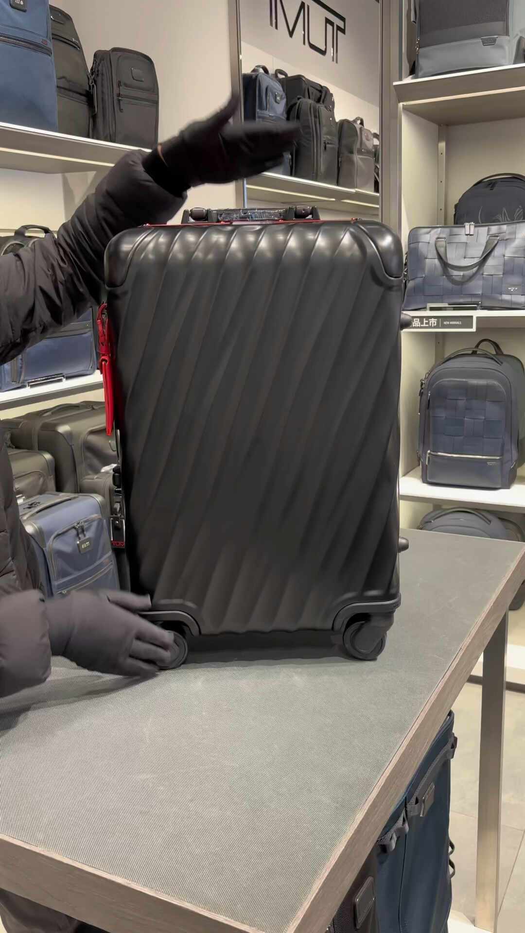 曾经要VIC资格抢购的TUMI 50周年限定金箱,出现在奥莱了:16个月流转,我帮你摸清了