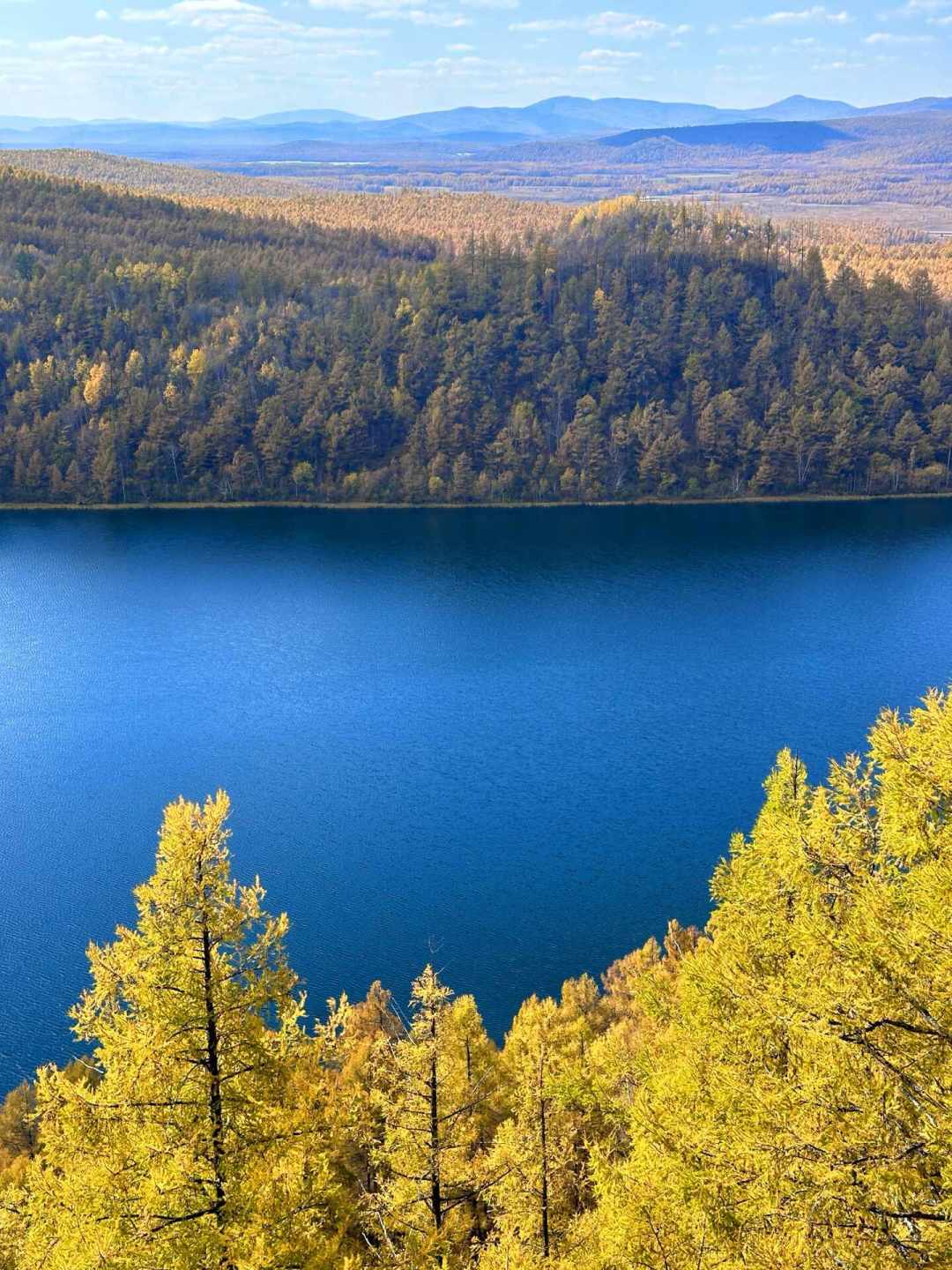 阿尔山的秋色峰值正好撞在国庆,是北方赏秋地里少见的:7月底新规刚出,订房前先把预约、票价、住宿三笔账算清