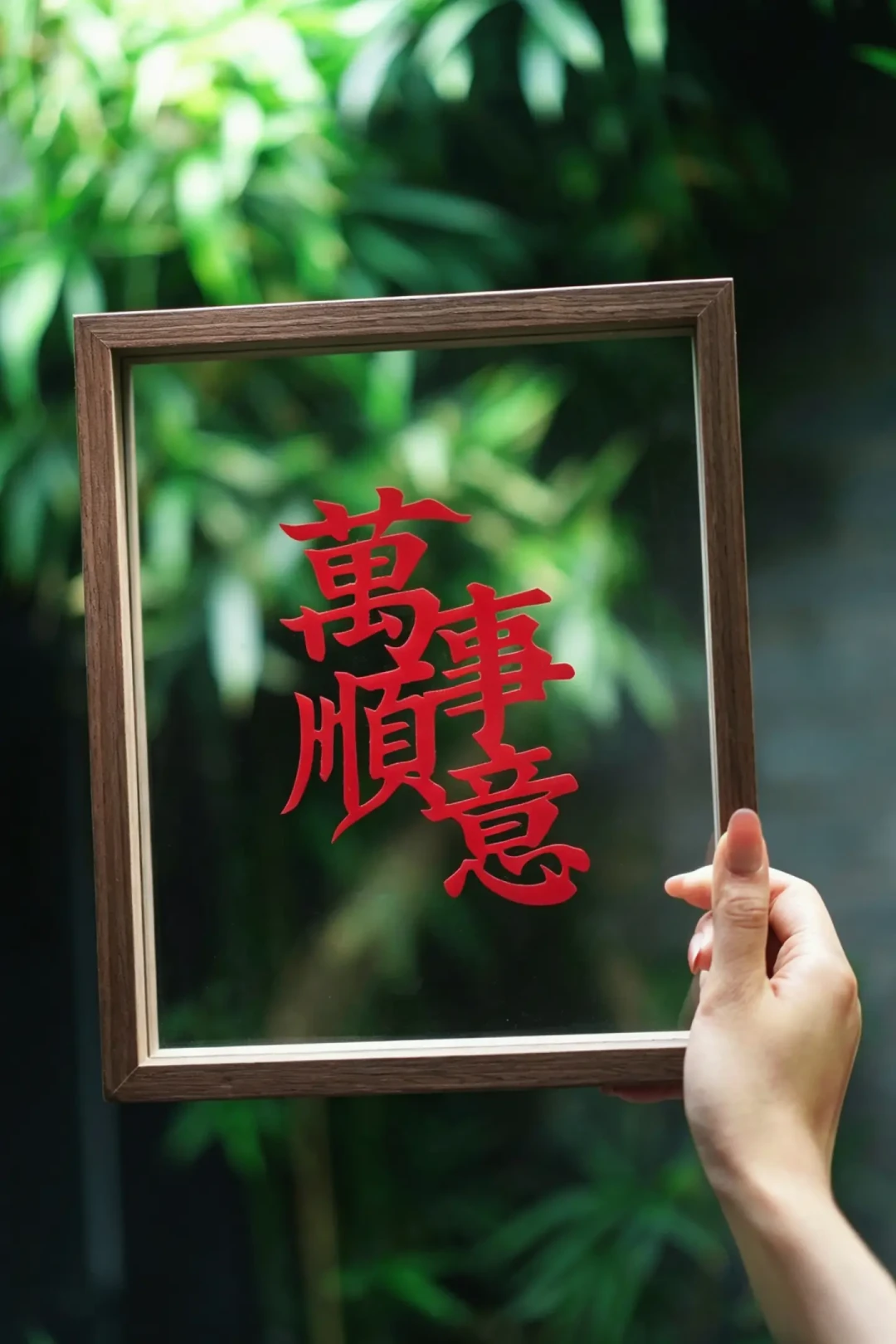 昨晚，扬州这家剪纸工作室宣布暂停预约三天：被粉丝带火的国家级非遗，普通人值得专门跑一趟吗