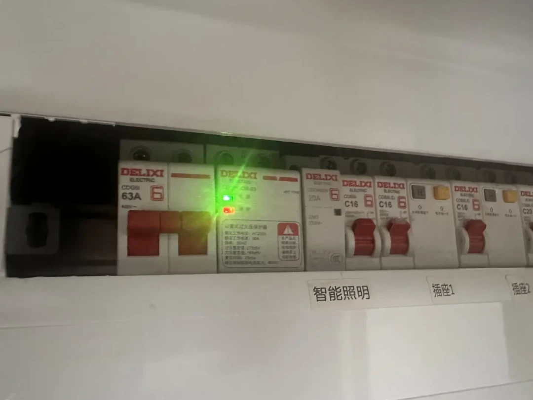 空开没跳,全屋半夜黑了:施耐德过欠压保护器,3种户型必须装,2种可以不装,附红灯排查表