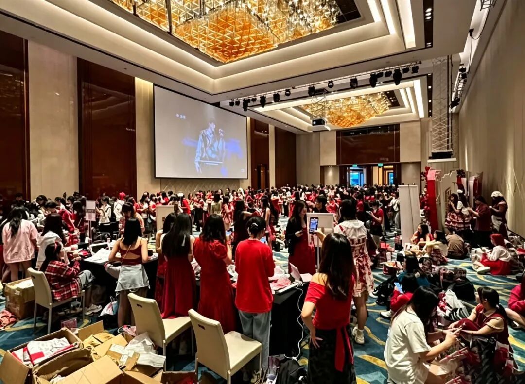票1380元，场馆旁边酒店一晚1400：国庆跨城看演出，第二场抢票从订酒店开始