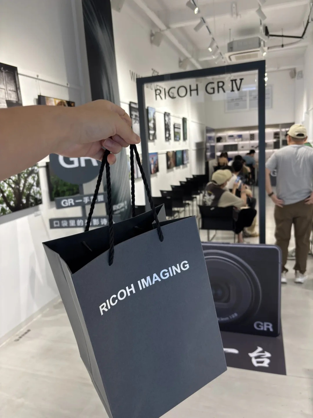 理光GR4涨到9799、GR IIIx直提1300、有人排队14个月:翻完官方排队、港版现货、二手和租赁四条路,我把谁该排、谁该拿现、谁该租说清楚了