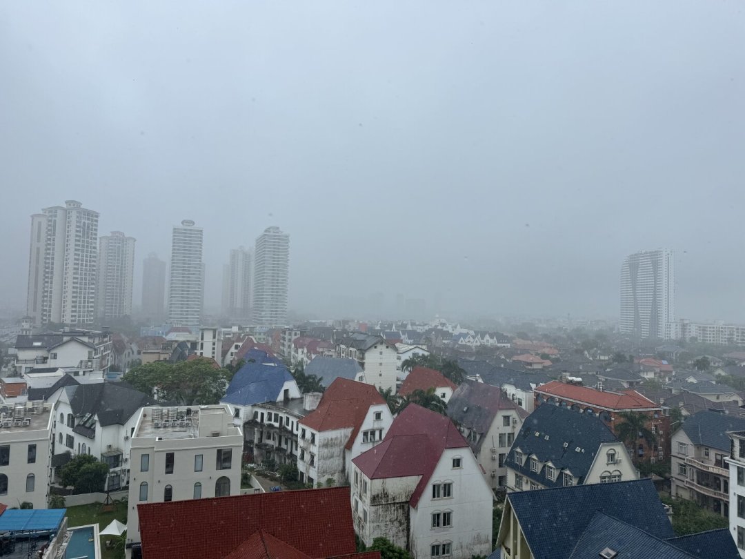 台风“紫檀”赖在北部湾原地打转,涠洲岛停航至25日:北海自驾该等、该换还是该退?