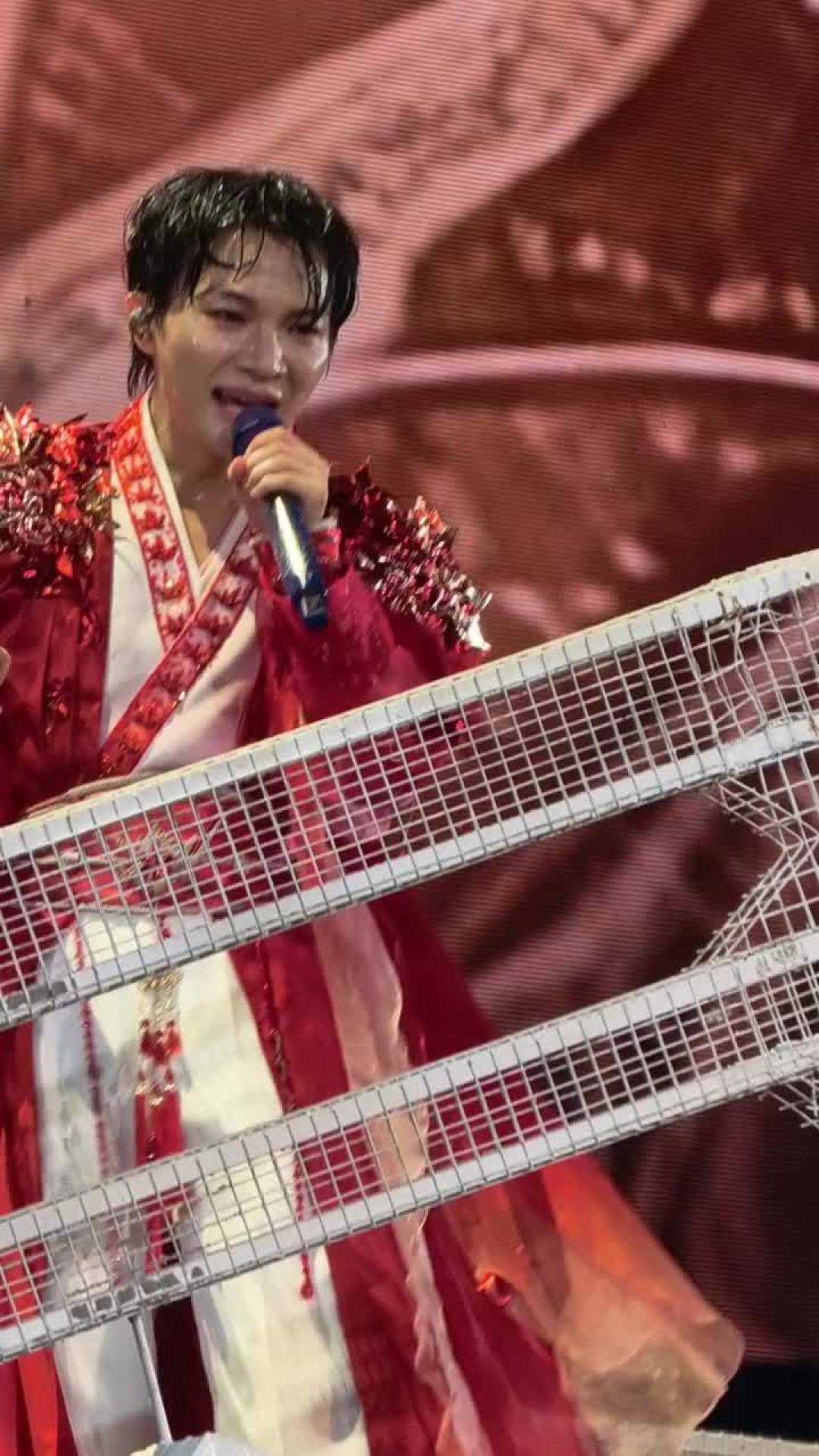 周深淋雨唱完全场,薛之谦当场全额退票:户外演唱会接连被暴雨砸中,买票前先算清这笔「天气账」