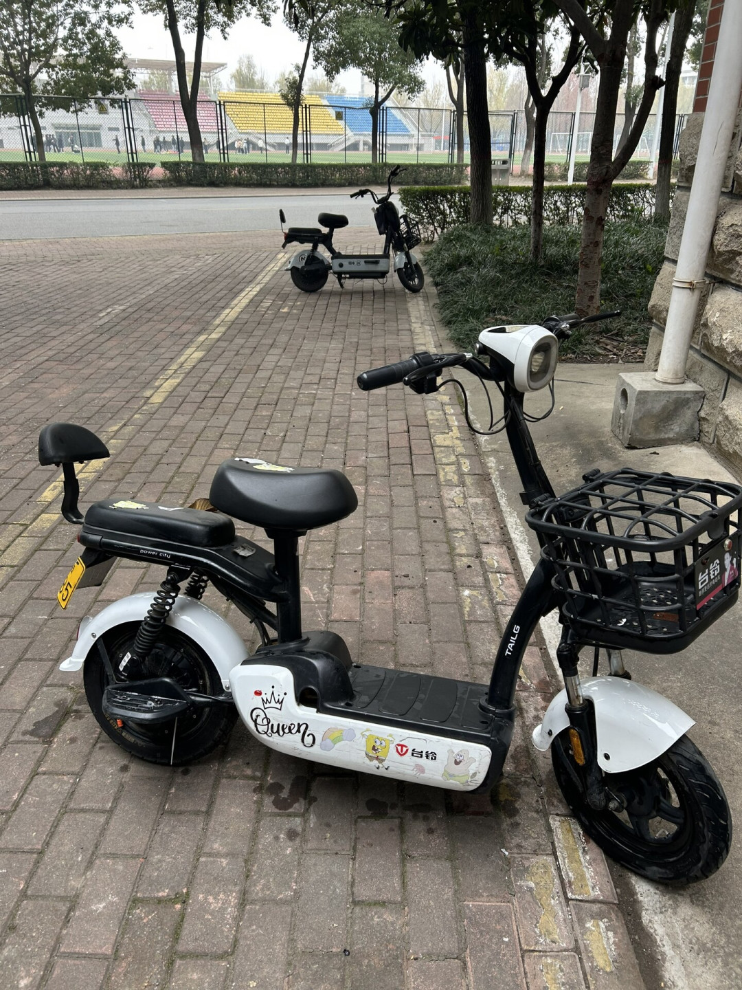 有的学校要通行码,有的学校直接拖走:开学季买电动车,先问清楚这3件事,再看1699的促销和500的二手