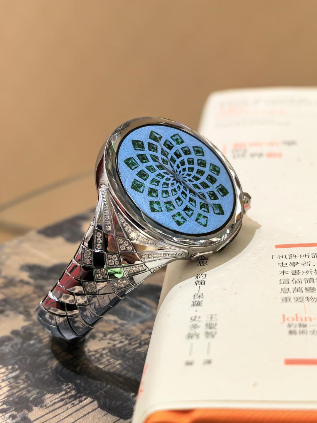智能手表都在吃灰,这块29999元的钻表却1分钟售罄:扒完设计师、二手市场和钻石逻辑,3类人可考虑,2类人看热闹