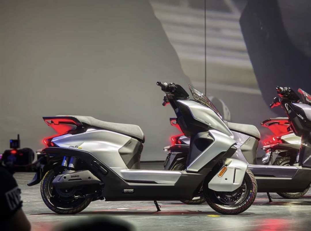 AE6 24日定价,九号M5 MK2紧随其后:1.5万档电摩的三选一,评论区已经替我们吵完了