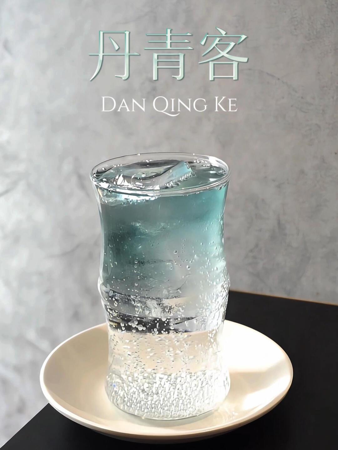 翻完20篇新中式鸡尾酒头部帖:洋酒做骨架,茶做灵魂,蓝橙是水墨滤镜,在家调一杯只要10元上下