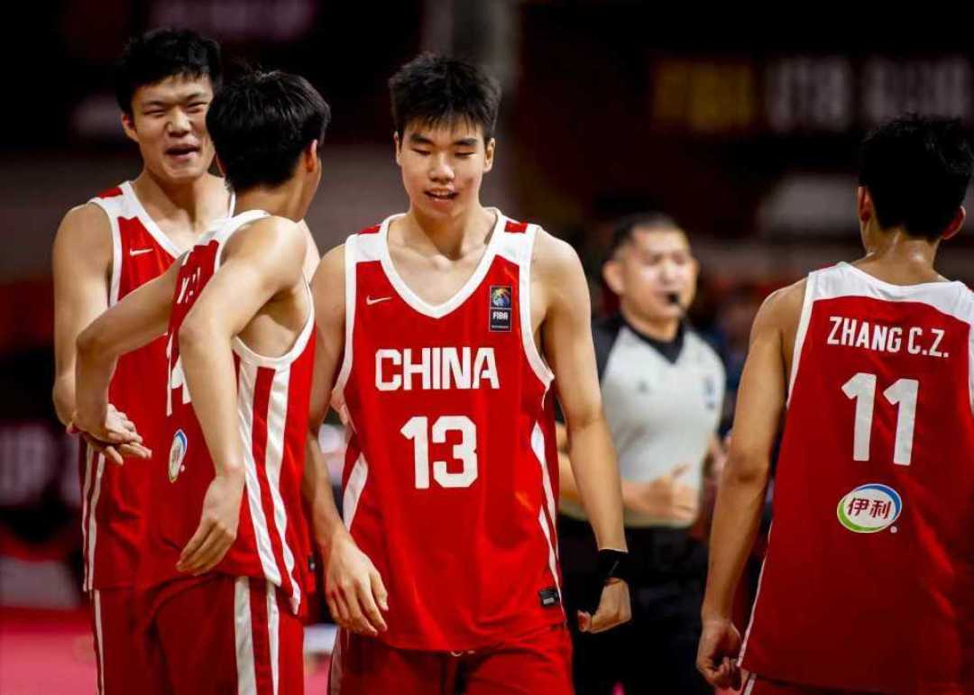 U18亚军创12年最佳,但26比6的前场篮板差距提醒你:该欢呼的欢呼,该记住的记住
