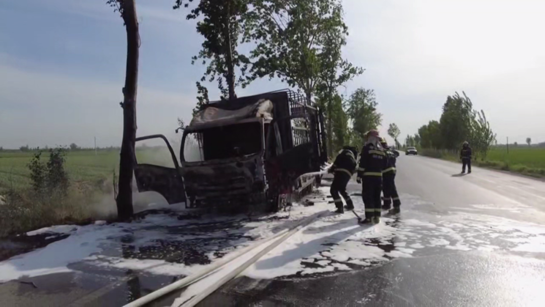 深圳一辆车内充电宝爆燃，全国消防连夜跟进提醒：对完实验、条款和真实案例，车里的东西分三档危险，赔不赔也分三种