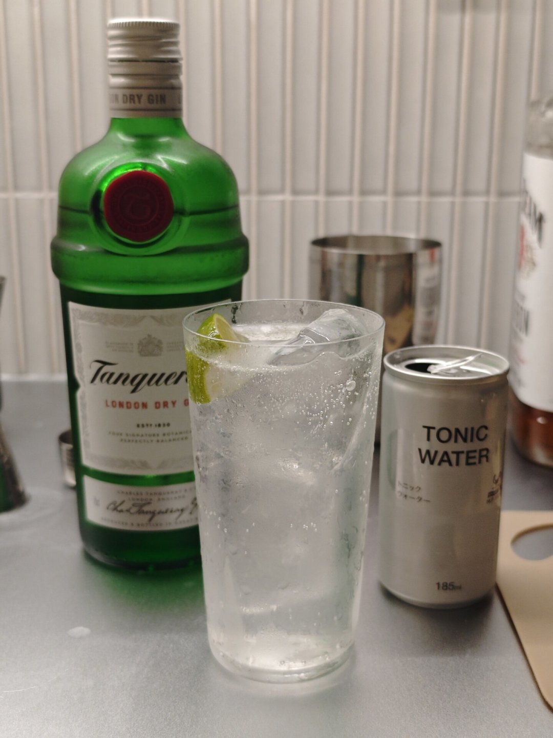 在家调酒总差酒吧一截？别急着补酒，先看你冷冻室里那盒冰