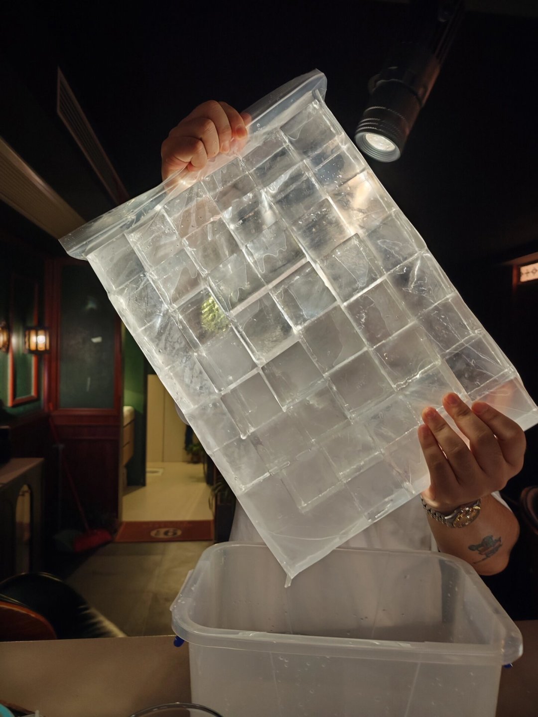 在家调酒总差酒吧一截？别急着补酒，先看你冷冻室里那盒冰