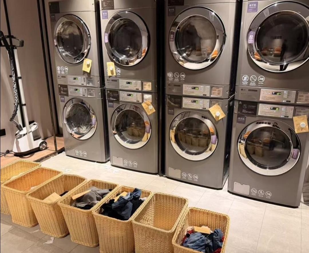 亚朵洗衣房半夜挤爆、早上闲置:翻了20多篇真实住店帖,整理出这份出差洗衣攻略