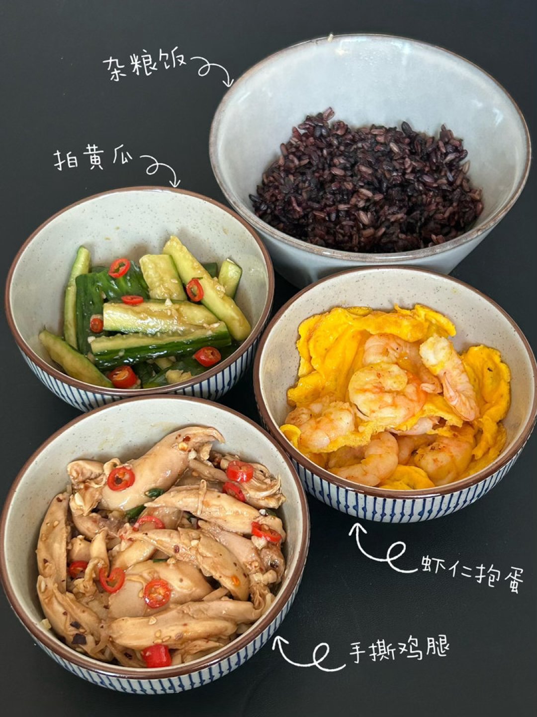 100大卡的薯片只有一口,100大卡的黄瓜有一斤多:我把18种常见食物真正能吃的量摆了一遍,秋天想吃饱还掉秤,先看这张表