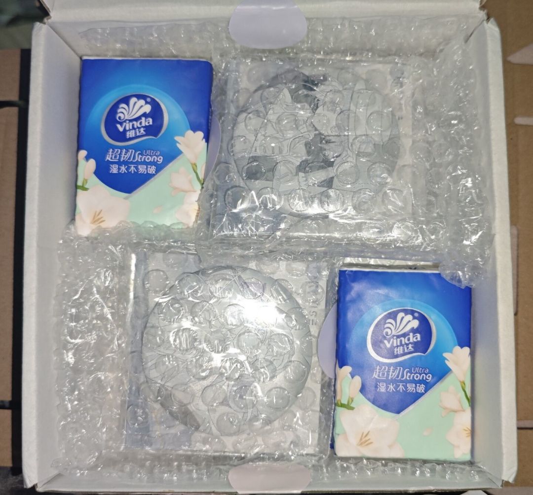 「300块的谷子用一个垃圾袋寄过来」翻完18.5万赞打包帖和裸寄吐槽帖,给开学季出物党的发货防损清单