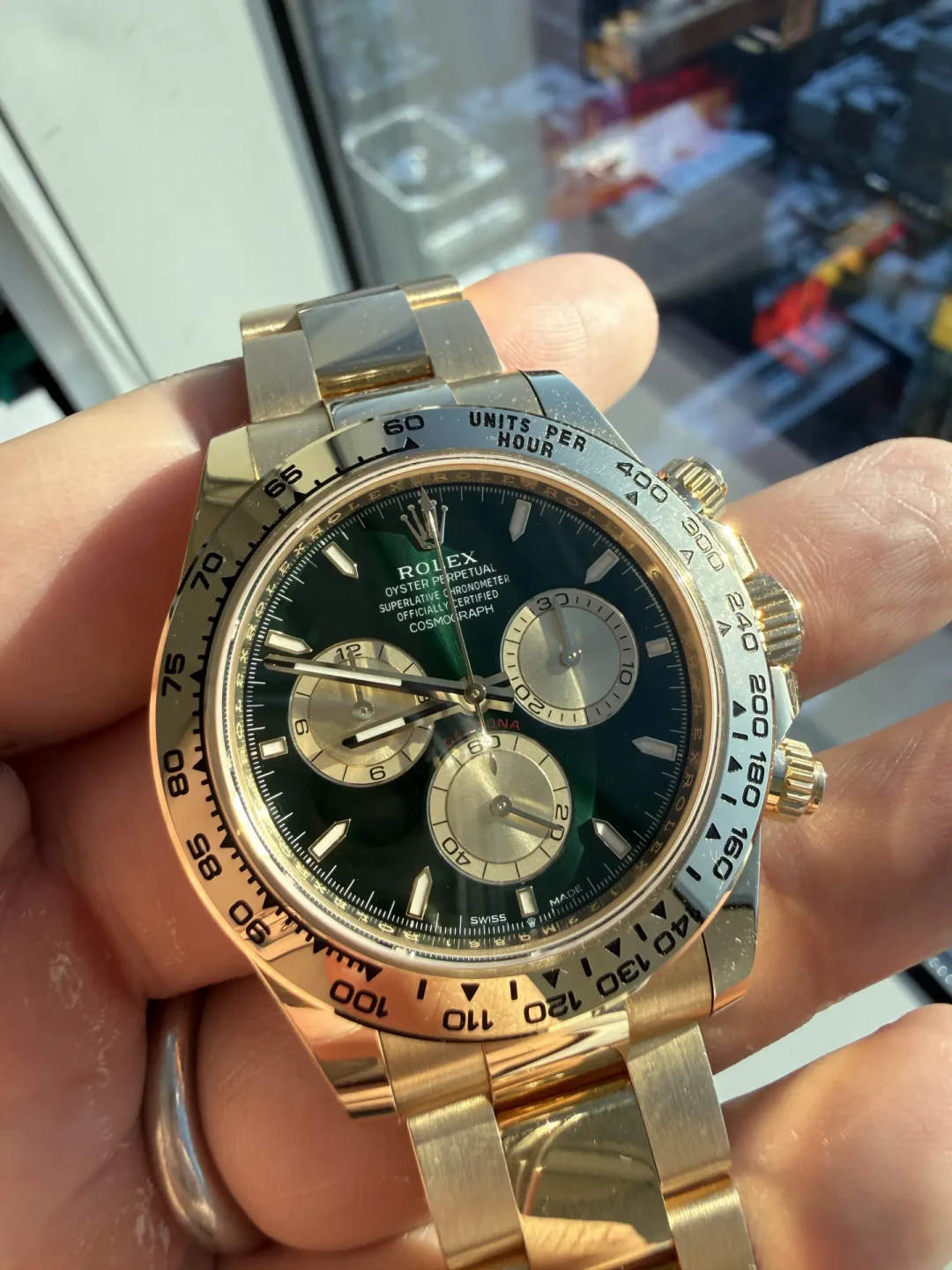 绿金迪从120万跌到60万：腰斩之后，仍比公价高四成，'理财产品'真塌了吗