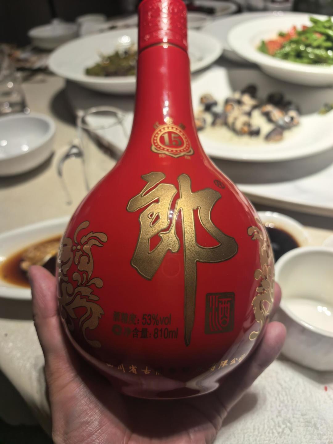 红花郎15出厂价降到439元,批价还在倒挂:今年秋季办宴席的人,赶上了买方市场