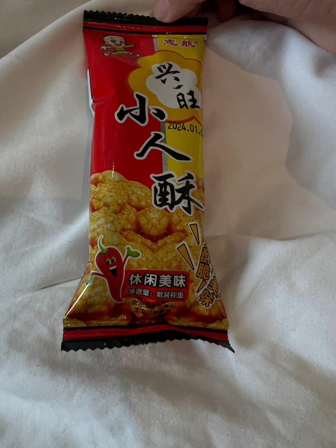 你吃了很多年的咪咪虾条,可能一直是“味咪”:这波“童年零食盗版”讨论,哪些是真山寨、哪些是误伤,替你查清了