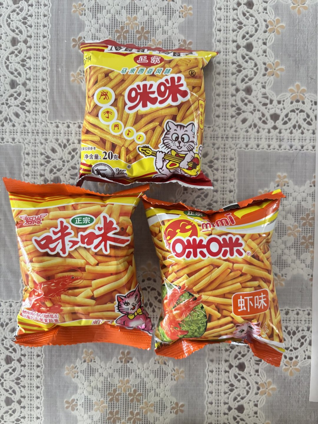 你吃了很多年的咪咪虾条,可能一直是“味咪”:这波“童年零食盗版”讨论,哪些是真山寨、哪些是误伤,替你查清了