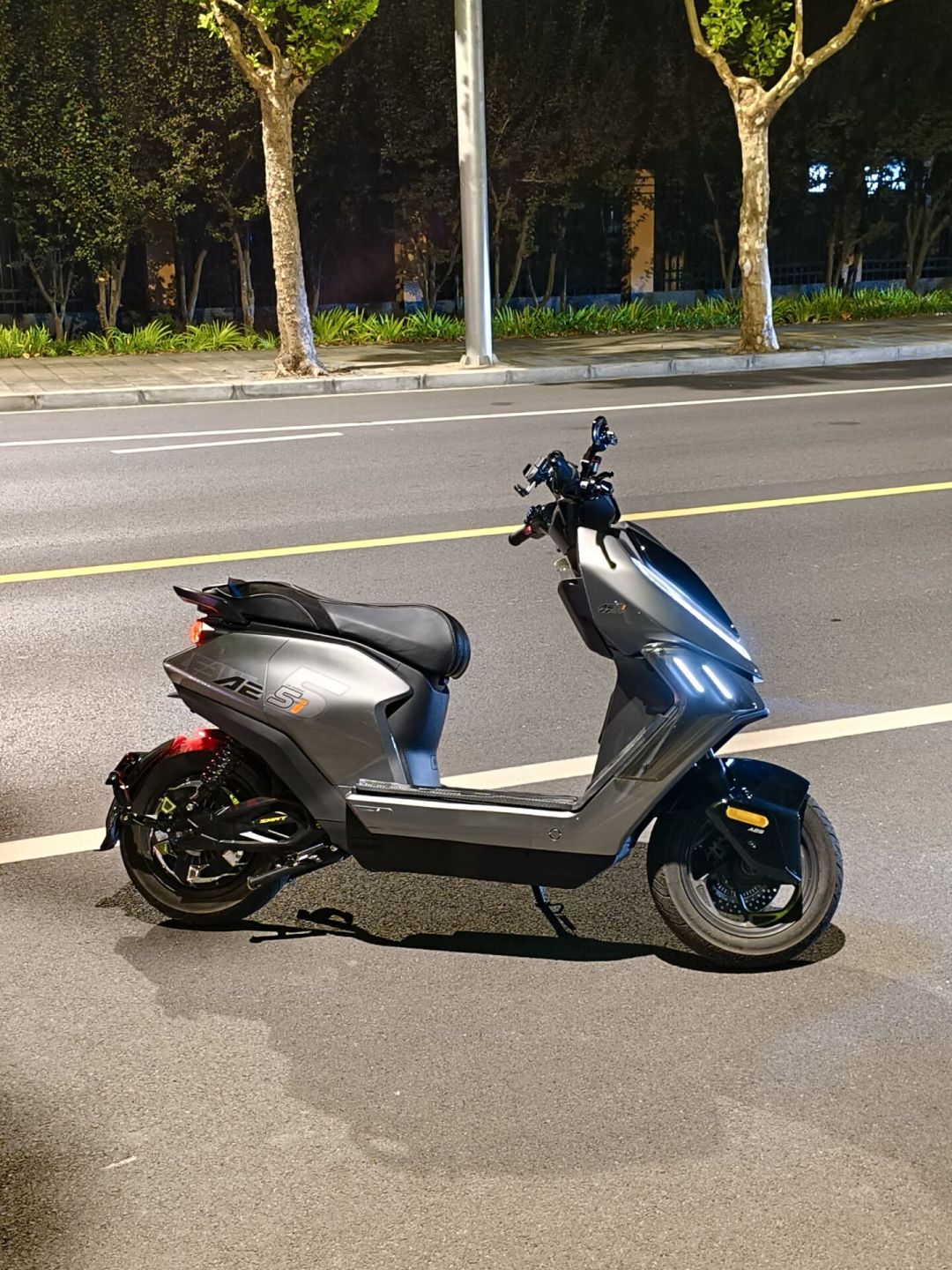 电摩减震改了又想换回原厂?翻了全网实测和翻车帖,大多数人是把两个不花钱的步骤跳过了