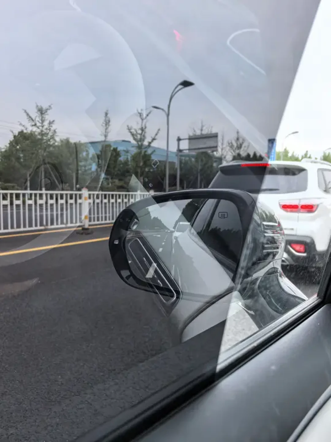 贴了龙膜,晚上玻璃却变成