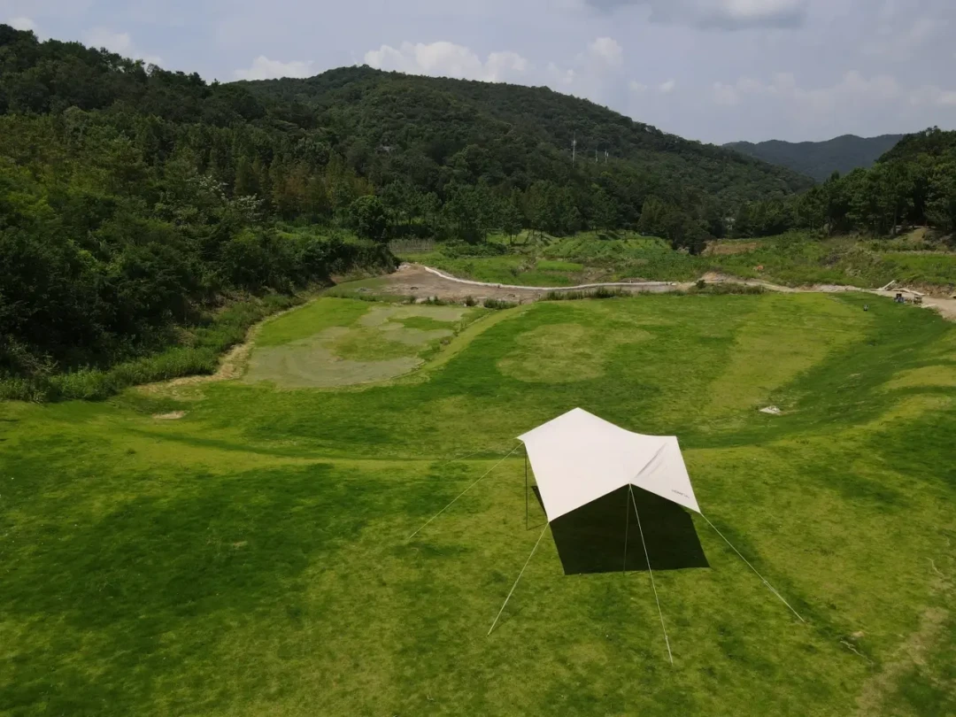 天幕在6级风里塌、帐篷在阵风里飞：秋季第一次过夜前，把夏季经验里缺的“风”课补上